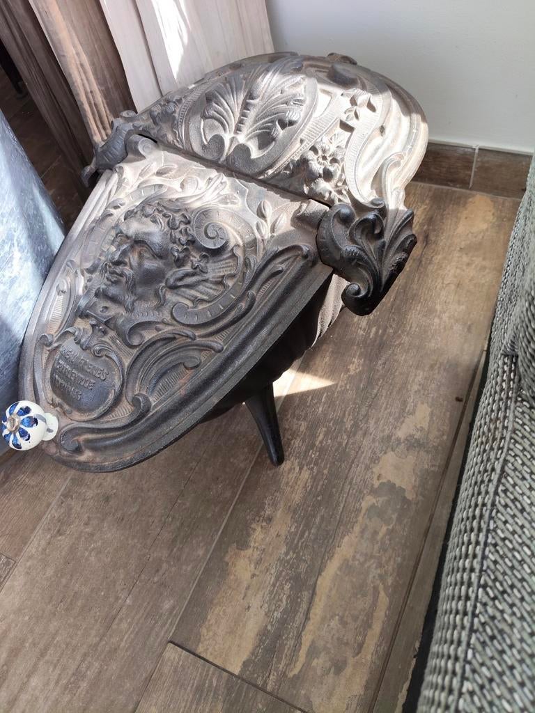 Antieke gietijzeren kolenbak met decoratieve details, Ophalen