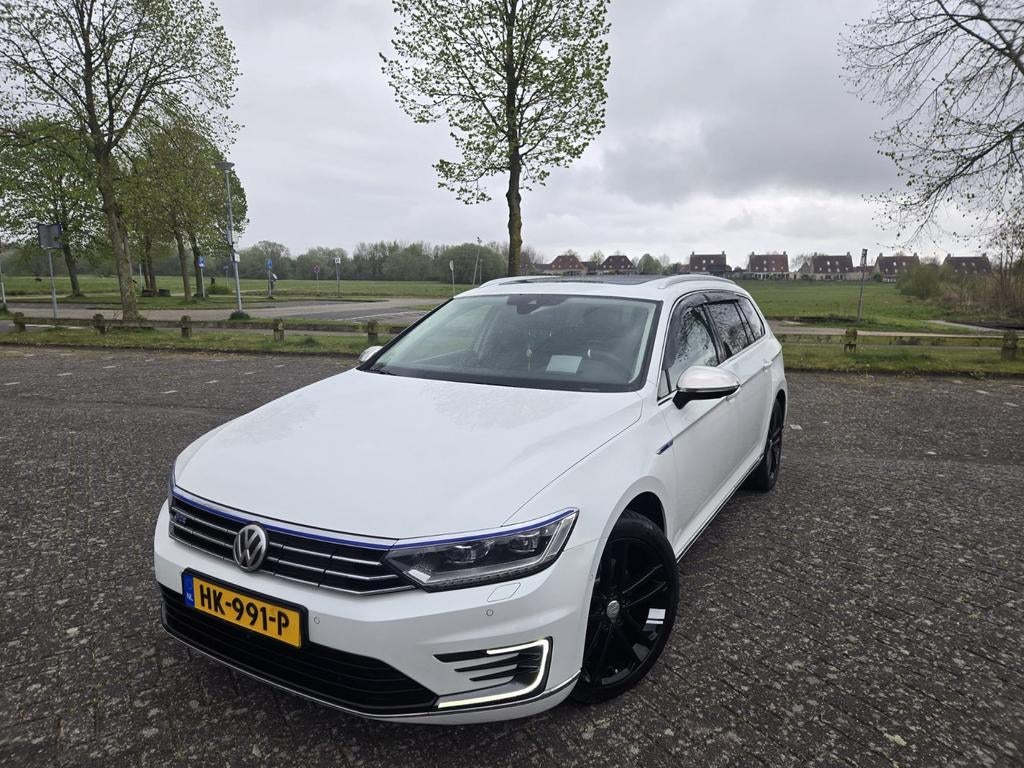 Volkswagen Passat GTE 2015 Highling Full Optie, NL auto, Auto's, Zwart, 156 pk, Wit, 1600 kg