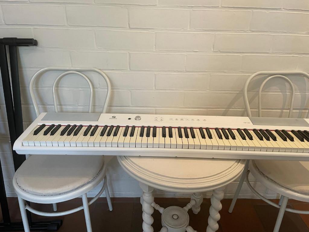 piano op onderstel, Ophalen, Gebruikt, Zwart, Digitaal