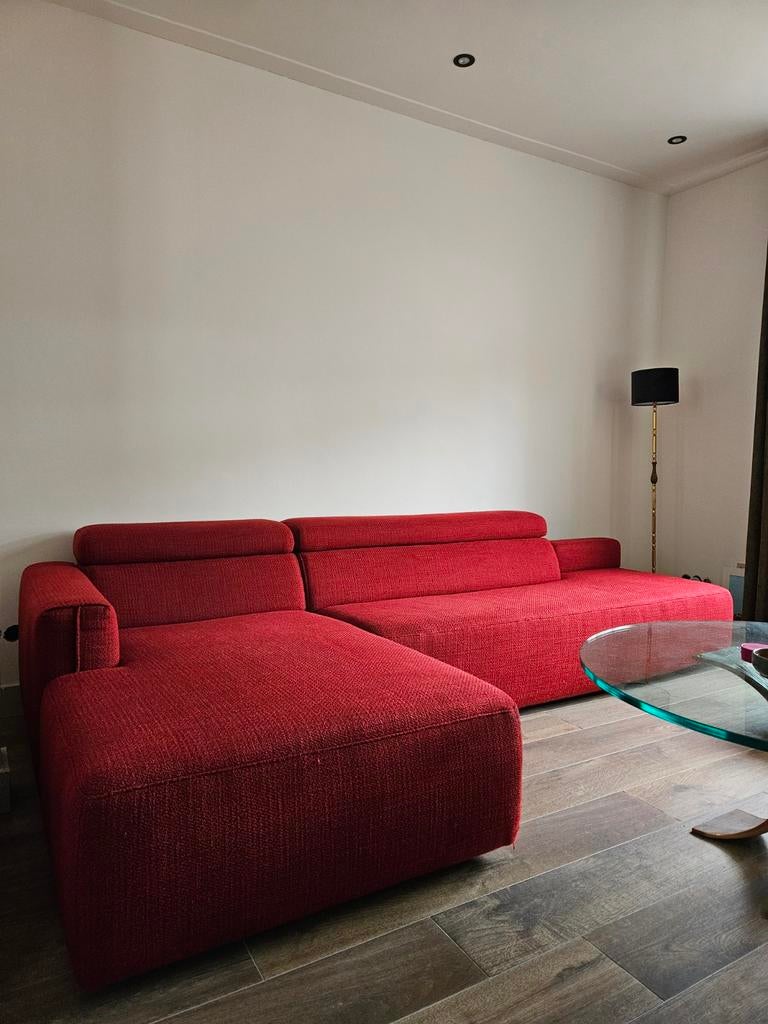 Rode hoekbank met hocker en verstelbare rugleuning, Huis en Inrichting, Banken | Bankstellen, Gebruikt, Hoekbank, Vierpersoons of meer