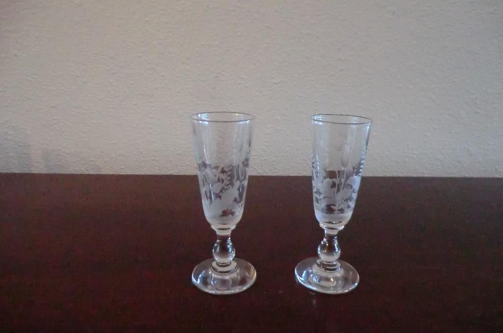 twee borrelglaasjes - gegraveerd met bloemen, Ophalen of Verzenden