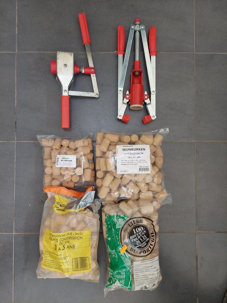 Kurkapparaten met kurken, Hobby en Vrije tijd, Overige Hobby en Vrije tijd, Ophalen of Verzenden