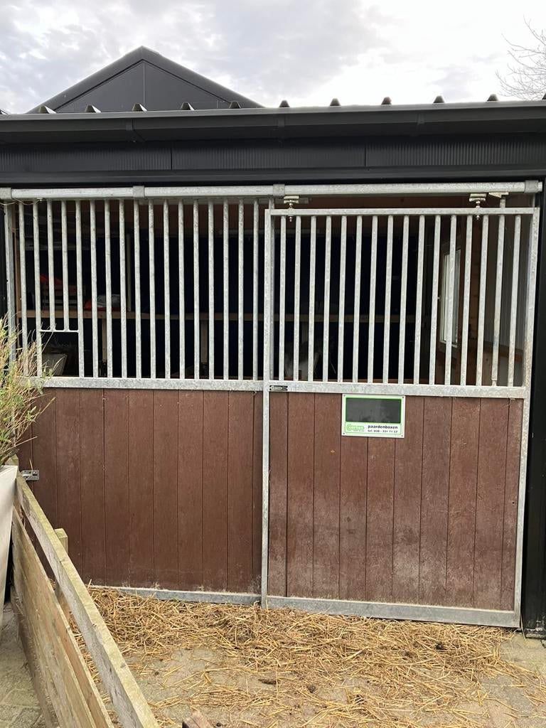 Voorpaneeel  met schuifdeur paardenbox