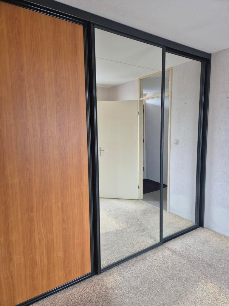 Prachtige wandkast. Glazen spiegeldeuren en houtkleurige deu, 200 cm of meer, 200 cm of meer, Modern, 50 tot 75 cm