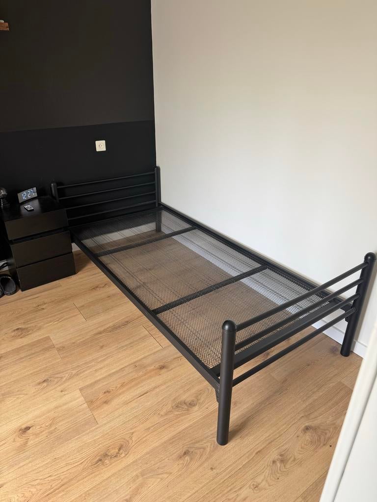 Zwart metalen eenpersoonsbed met veerbodem, Gebruikt, 90 cm, Eenpersoons, Zwart
