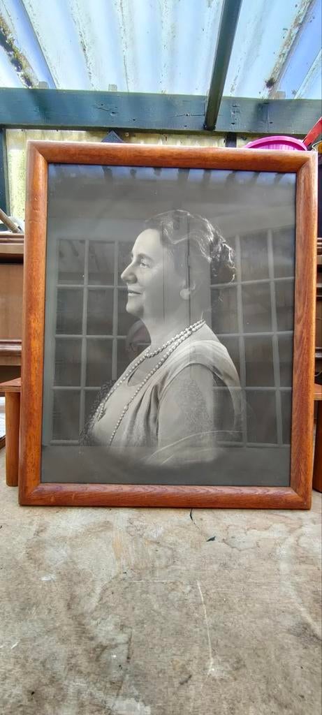 Oude foto in houten lijst koningin Wilhelmina., Ophalen