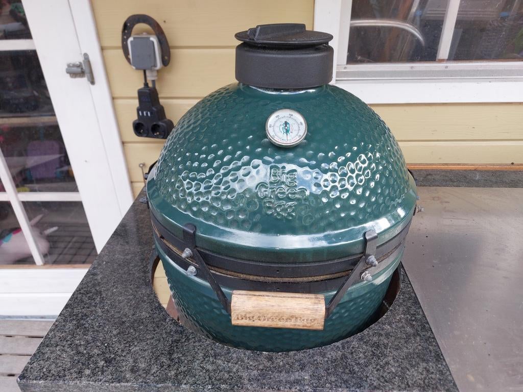 Big Green Egg medium met tafelnest en accessoires, Ophalen