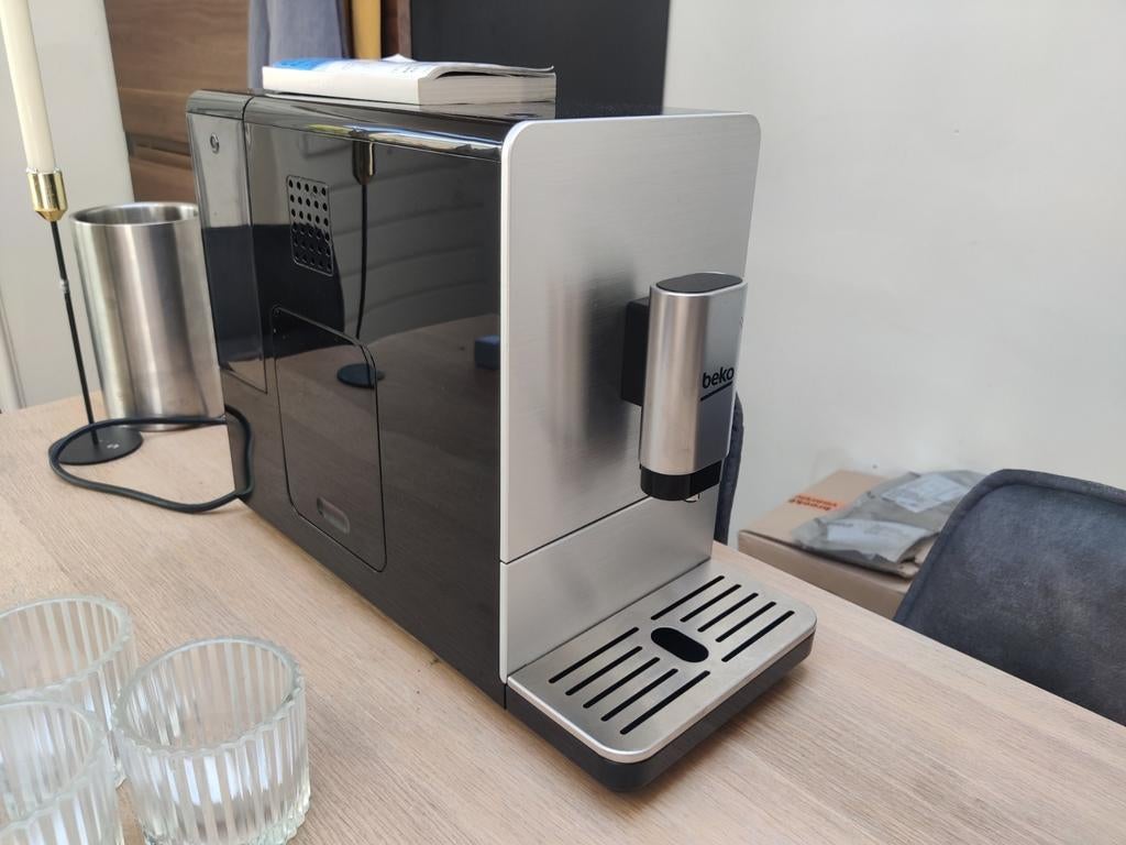 Beko CEG5301X Espressomachine met geïntegreerde koffiemolen, Ophalen, Espresso apparaat, Koffiebonen, Afneembaar waterreservoir