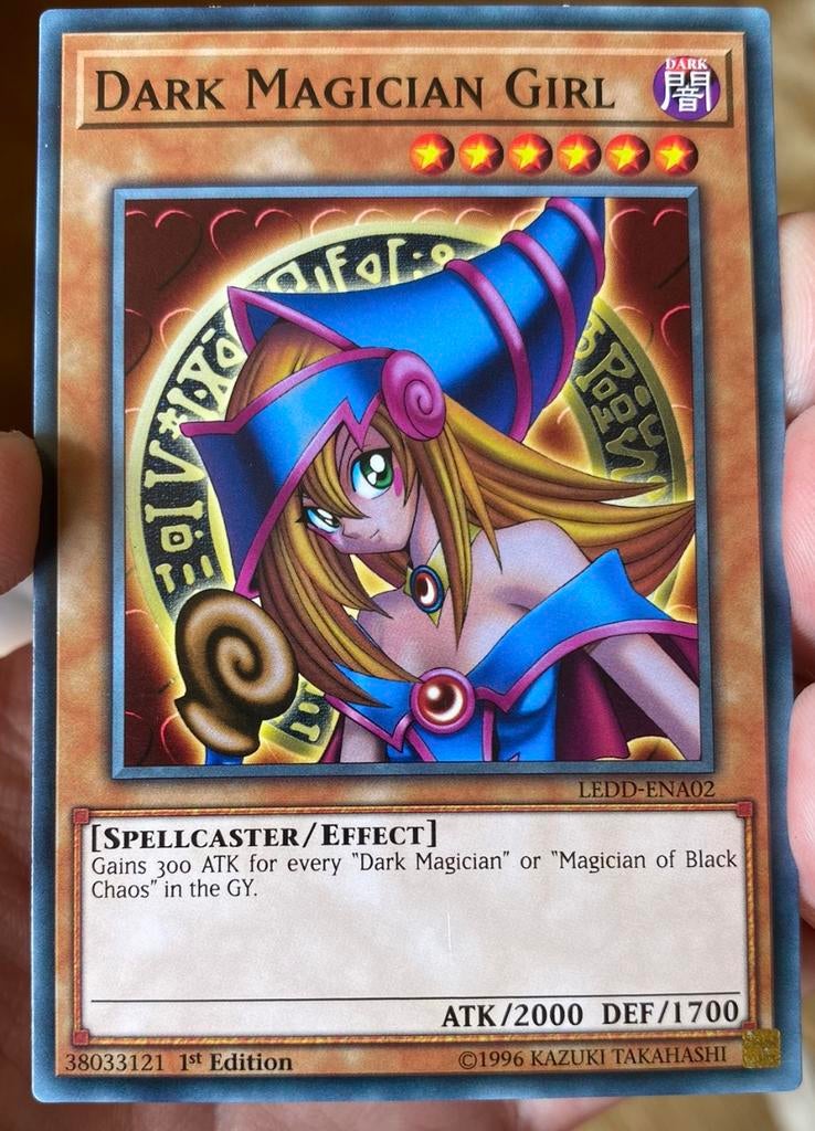 Yu-Gi-Oh! Dark Magician Girl LEDD 1st Edition !, Hobby en Vrije tijd, Verzamelkaartspellen | Yu-gi-Oh!, Ophalen of Verzenden, Zo goed als nieuw