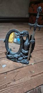 Draak met spiegel en zwaard, Minder dan 50 cm, Rond, Ophalen of Verzenden, Zo goed als nieuw