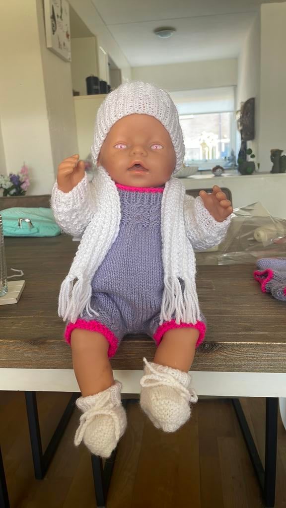 Truitje broekje slofjes mutsje dasje vd babyborn, Ophalen of Verzenden, Zo goed als nieuw
