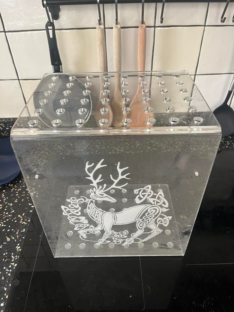 Pijlenstandaard van plexiglas met hertmotief, Ophalen of Verzenden, Gebruikt