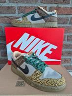 NIKE DUNK LOW "GOLDEN MOSS" (2022) - maat 44 - nieuw in doos, Bruin, Nike, Nieuw, Ophalen of Verzenden