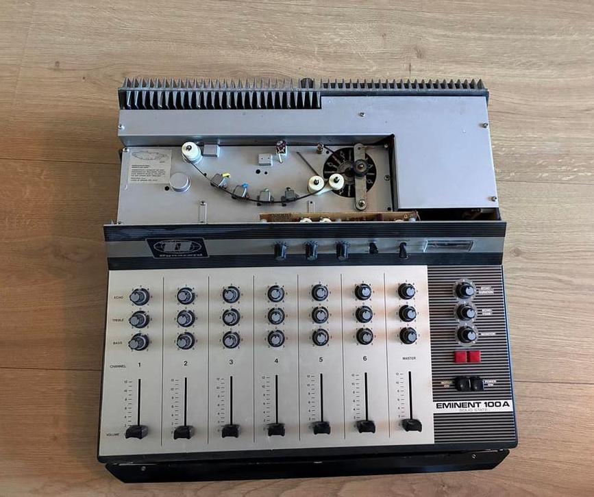 Dynacord Eminent A100 met 2 speakers, tapes en flightcase, 60 tot 120 watt, Ophalen, Overige merken, Gebruikt