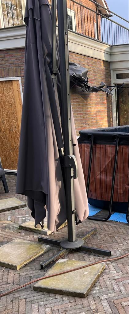Grote kantelbare parasol 3x4 meter (grijs/antraciet), Tuin en Terras, Ophalen, Gebruikt, Kantelbaar, Zweefparasol