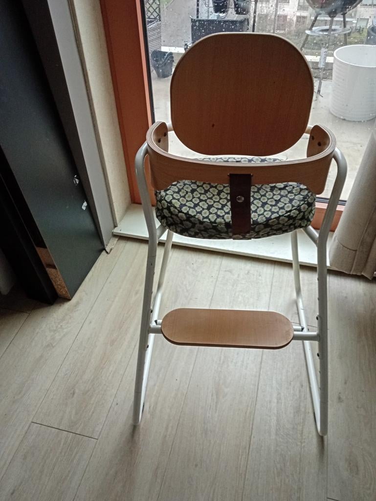 Houten kinderstoel met kussen, Kinderen en Baby's, Kinderstoelen, Ophalen of Verzenden, Gebruikt, Meegroeistoel