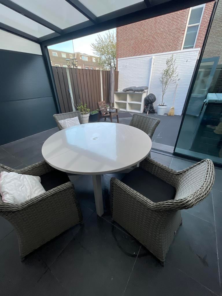 Moderne tuinset met ronde tafel en 4 wicker stoelen, Ophalen, 4 zitplaatsen, Eettafel, Zo goed als nieuw