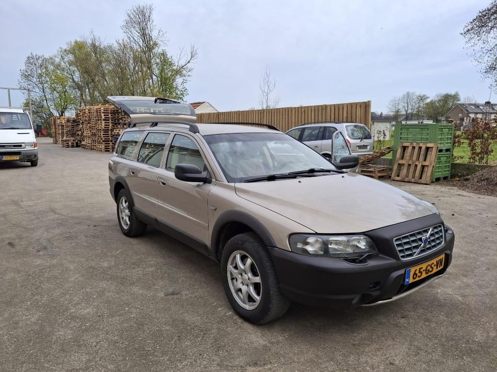 Volvo V70 2.4 T XC 4WD AUT 2001 Beige, Auto's, Volvo, Particulier, V70, 4x4, Benzine, E, Stationwagon, Automaat, Origineel Nederlands