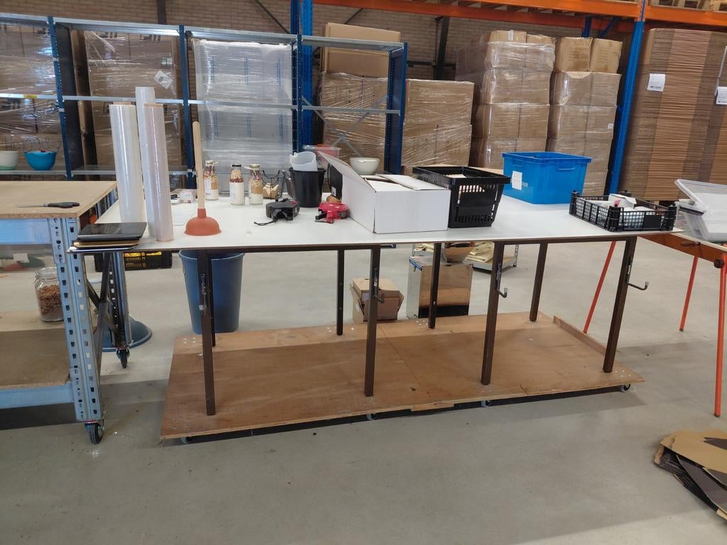Gebruikte tafel met wielen - nog prima voor een ronde mee, Huis en Inrichting, Tafels | Eettafels, Ophalen, Gebruikt