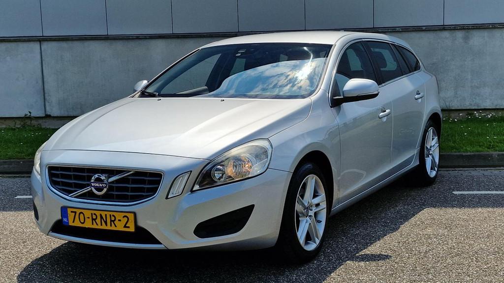 Volvo V60 1.6 T4 Momentum automaat, trekhaak, Gebruikt, 4 cilinders, Parkeersensor, Leder en Stof