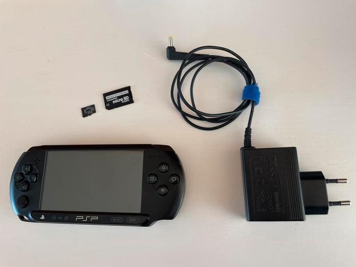 PSP Street E1004 + 64GB kaart + oplader, Spelcomputers en Games, Spelcomputers | Sony PSP, Zo goed als nieuw, Ophalen