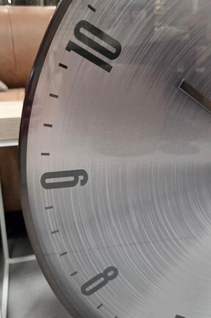 Ronde klok IPERA tin zilver grijs Light & Living Ø74 cm., Ophalen, Zo goed als nieuw, Analoog, Wandklok