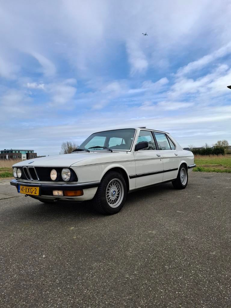 BMW E28 528i -airco-cruise control-schuifdak-automaat-elek, Achterwielaandrijving, Wit, Particulier, Blauw