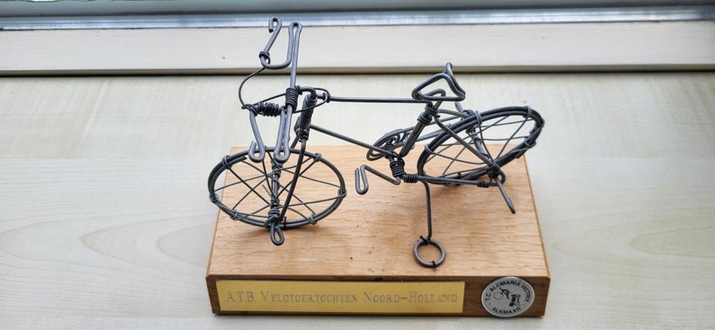 Uniek fietsbeeldje van ijzerdraad op houten sokkel, Hobby en Vrije tijd, Ophalen, Nieuw, Groter dan 1:32, Overige merken