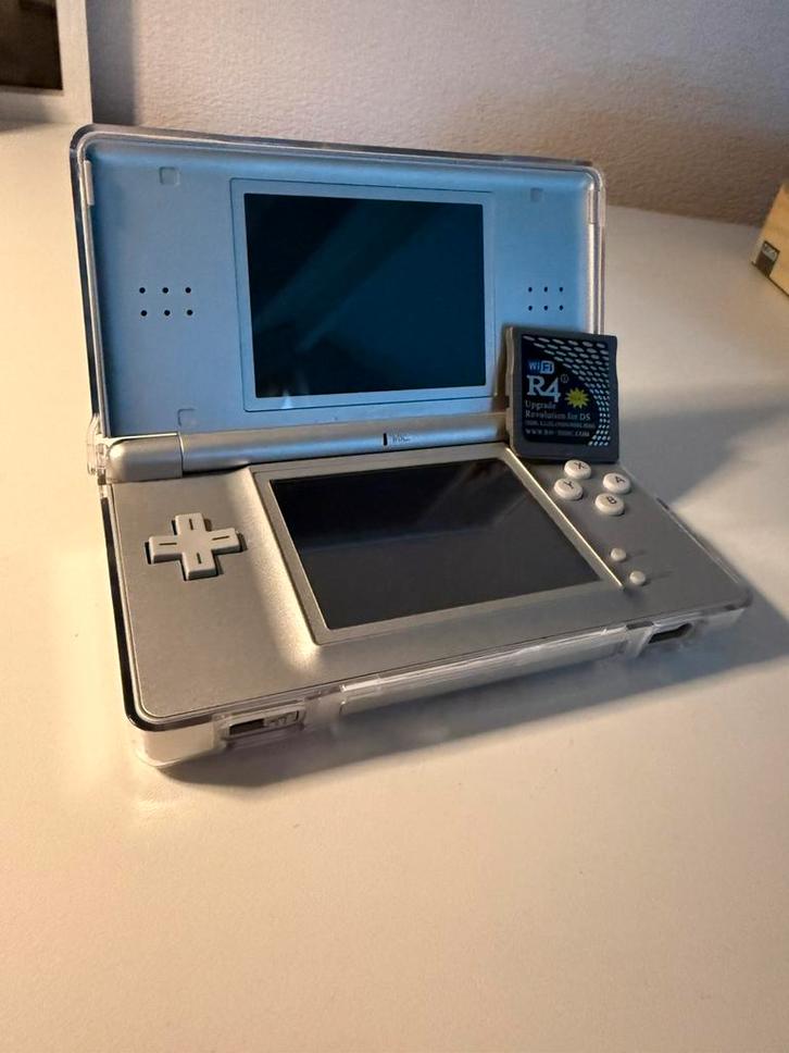 Nintendo DS lite goede staat met r4 kaart, Spelcomputers en Games, Spelcomputers | Nintendo DS, Gebruikt, DS Lite, Zilver, Met games
