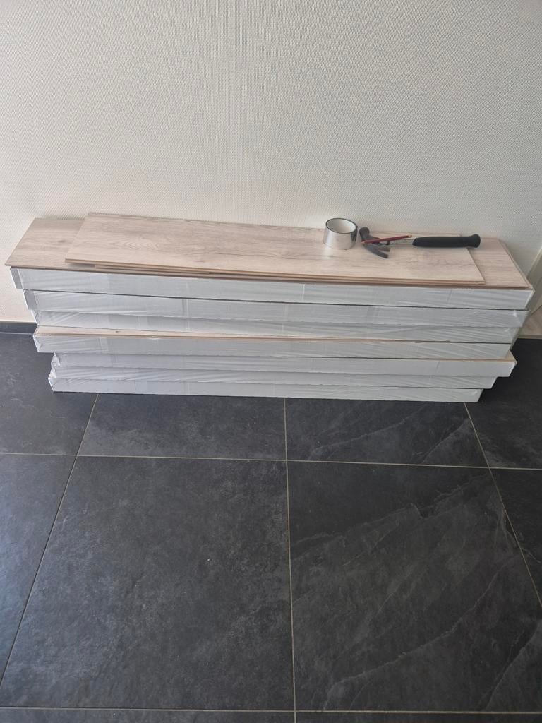 Nieuw Kliklaminaat 18,858 m² met ondervloer en plinten, Ophalen of Verzenden, Nieuw, Laminaat