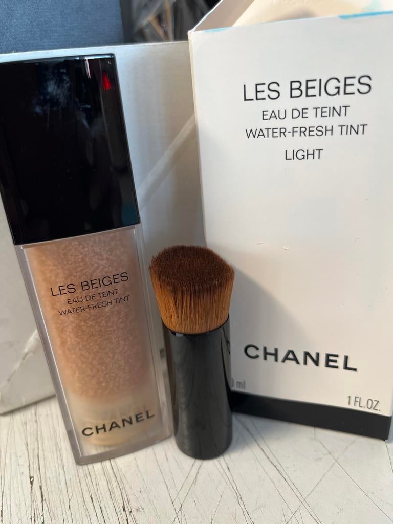 Chanel Les Beiges Water-Fresh Tint Light foundation, Gebruikt, Gehele gezicht, Beige, Ophalen of Verzenden
