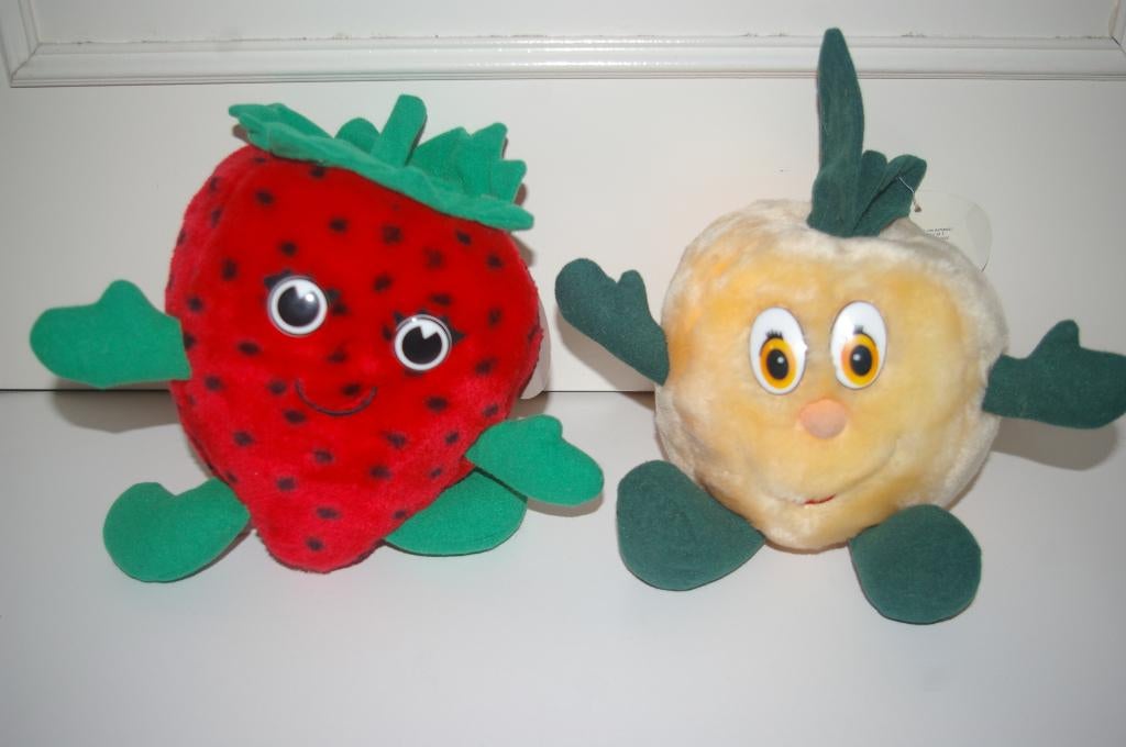 Vier nieuwe fruitknuffels. Aardbei, ananas, appel, perzik, Overige karakters, Ophalen of Verzenden, Nieuw, Overige typen