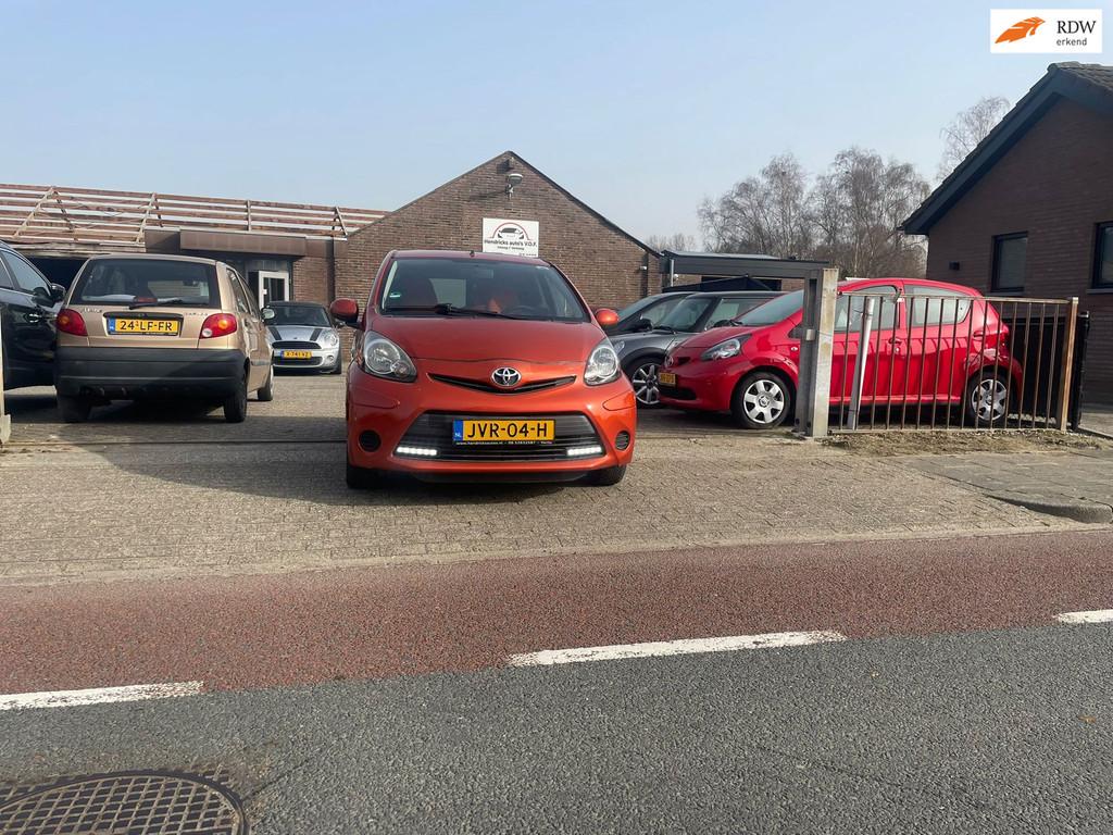 Toyota Aygo 1.0 VVT-i Dynamic Orange, Voorwielaandrijving, Euro 5, Stof, Gebruikt