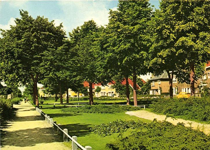 Geertruidenberg, Wilhelminaplein - 1982 gelopen, Verzamelen, Ansichtkaarten | Nederland, Gelopen, Noord-Brabant, Voor 1920, Ophalen of Verzenden