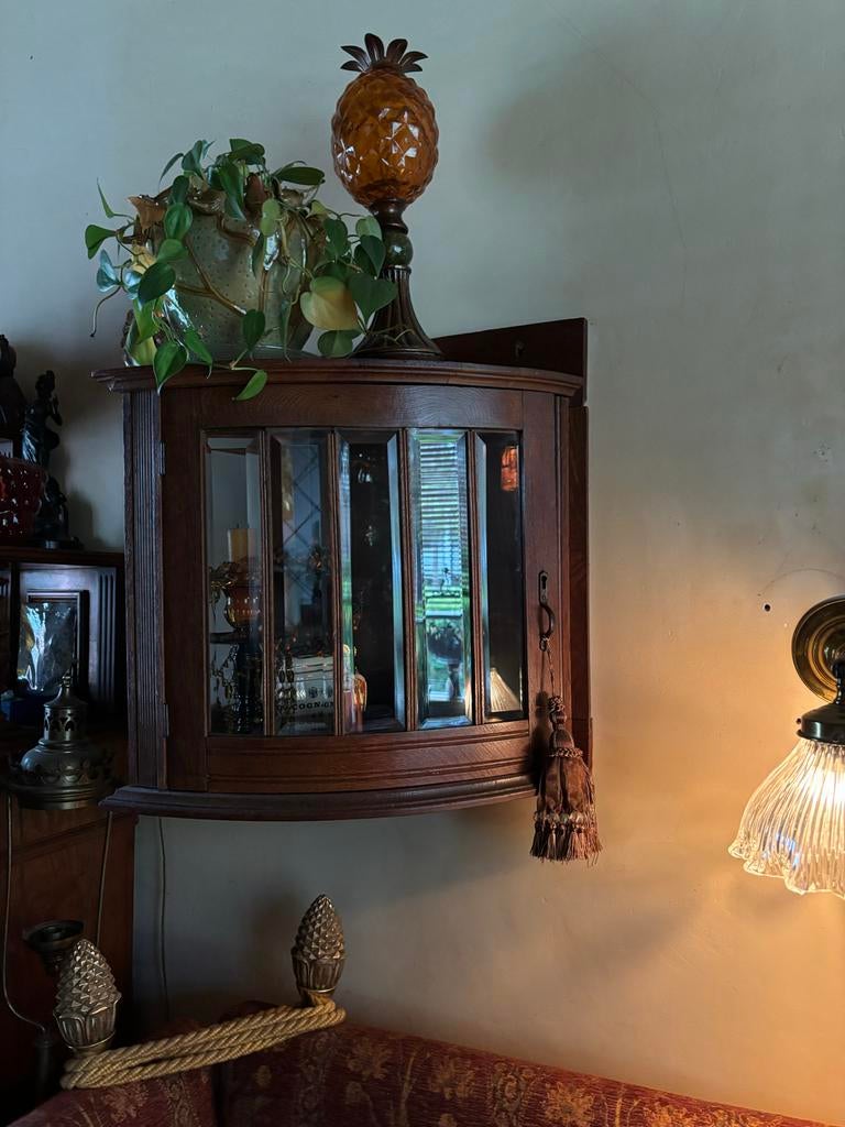 Antiek houten hoekkastje met glazen deur, Ophalen