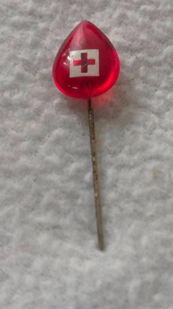 Speldje Rode Kruis, Ophalen of Verzenden, Zo goed als nieuw, Overige onderwerpen, Speldje of Pin