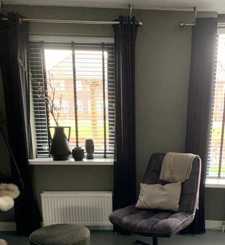 Zwarte in between gordijnen met scheepsringen, 4 meter breed, Huis en Inrichting, Stoffering | Gordijnen en Lamellen, Gebruikt