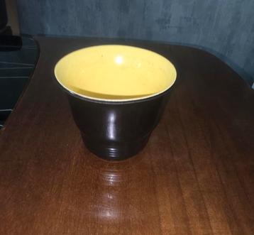 Vintage bloempotje zwart met gele binnenkant beschikbaar voor biedingen