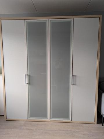 Grote Kledingkast met deuren en planken