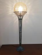 Vintage metalen lamp, stalamp met glazen bol ('70), Huis en Inrichting, Minder dan 100 cm, Gebruikt, Ophalen, Glas