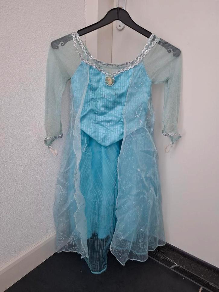 Elsa Jurk Disneyland Parijs Maat 122/128 + Diadeem, Kinderen en Baby's, Carnavalskleding en Verkleedspullen, Gebruikt, Meisje