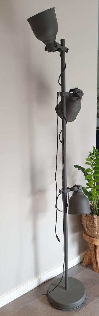Vloerlamp, Staande lamp met 3 spots, donkergrijs.Hektar Ikea, Huis en Inrichting, Lampen | Vloerlampen, Zo goed als nieuw, 150 tot 200 cm