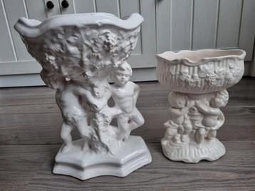 Twee witte vintage bloempotten beschikbaar voor biedingen