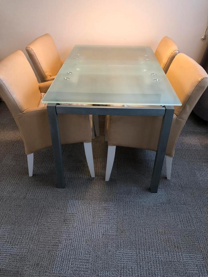 Eettafel (uitschuifbaar) van mat gehard glas/4-6 personen, Huis en Inrichting, Tafels | Eettafels, Gebruikt, 50 tot 100 cm, Vijf personen of meer