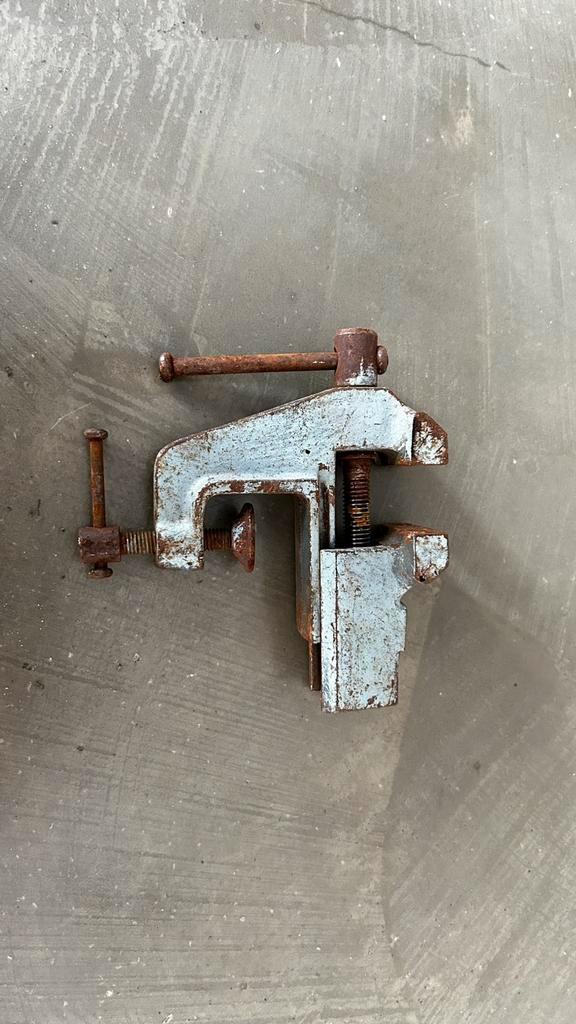 Kleine bankschroef met klem / tafelbankschroef (vintage), Doe-het-zelf en Verbouw, Werkbanken, Gebruikt, Bankschroef, Ophalen of Verzenden