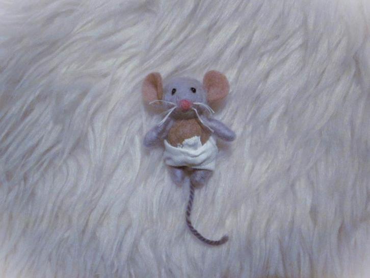 Baby muisje van pastel viltwol 6 cm - muizenhuis - blythe, Verzamelen, Poppenhuizen en Toebehoren, Nieuw, Popje, Verzenden