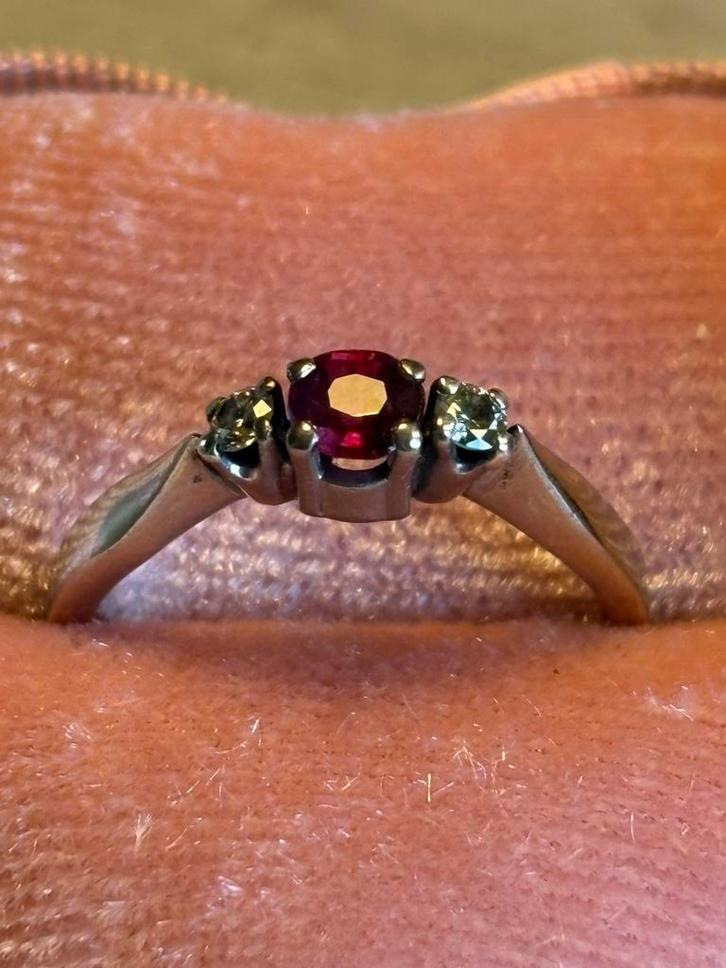 Vintage 14 karaat witgouden ring met robijn en diamant, Antiek en Kunst, Antiek | Goud en Zilver, Goud, Verzenden
