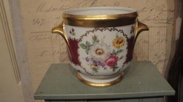 mooie overbloempot met oren en bloemen beschikbaar voor biedingen