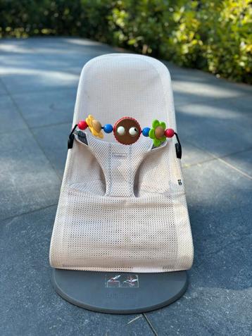 Baby Bjorn wipstoel mesh stof pink pearl met speelboog beschikbaar voor biedingen