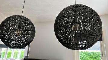 Zwarte bollamp 2 x beschikbaar voor biedingen